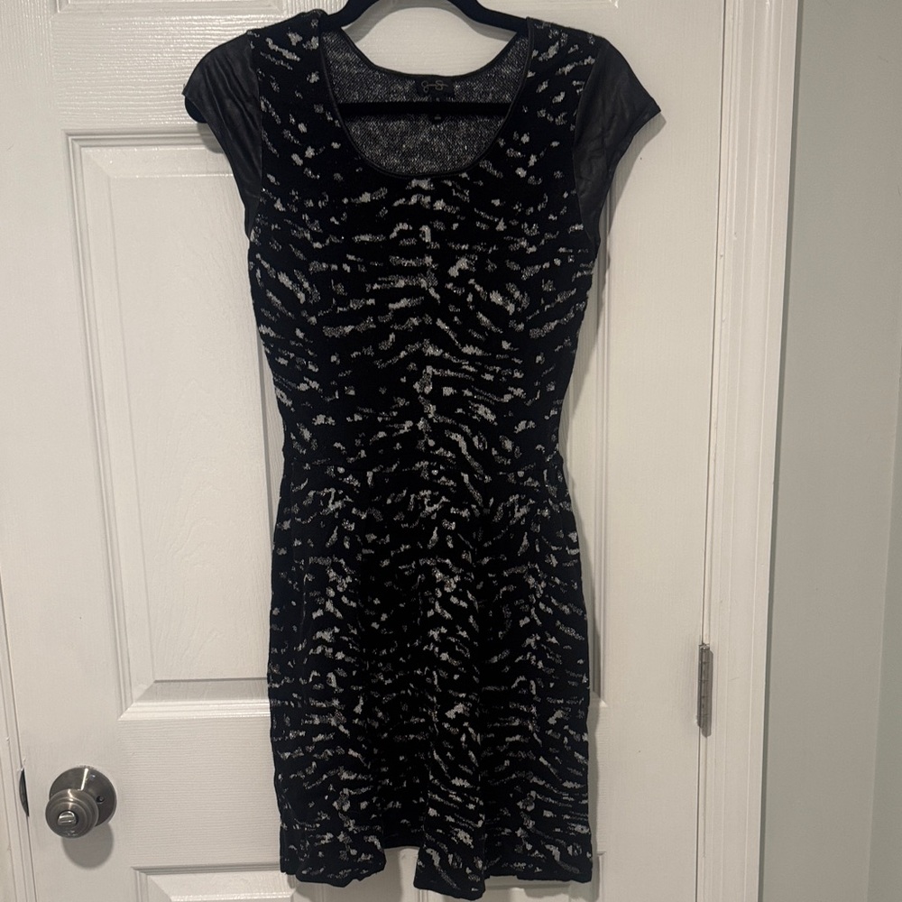 Jessica Simpson Elegant Black and Gray Patterned Dress